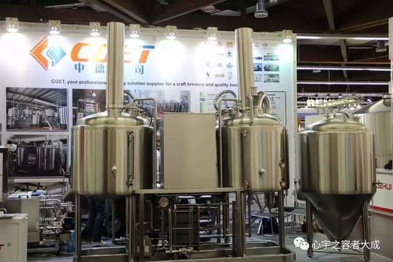 Planta da cervejaria do equipamento comercial pequeno da fabricação de cerveja mini elétrica ou vapor