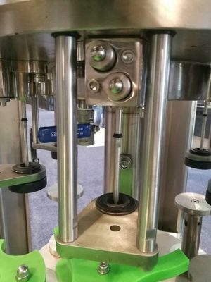 Equipamento de engarrafamento industrial máquina de enchimento e tampando de Monoblock do Sus 304