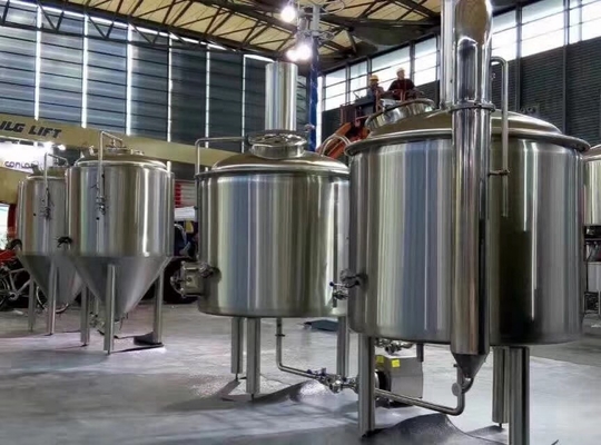 O equipamento da fabricação de cerveja de cerveja do ofício do elevado desempenho bonde/vapor/gás aqueceu a maneira