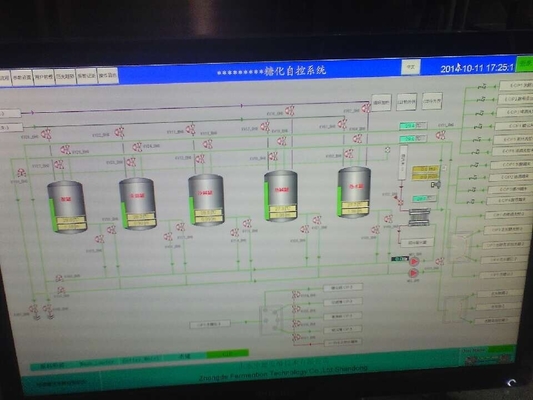 Cerveja industrial do controle da fermentação que faz o equipamento para a sala do laboratório