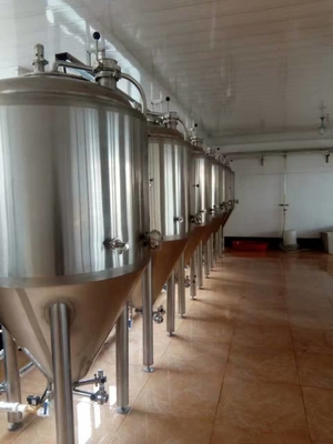 Cerveja industrial do controle da fermentação que faz o equipamento para a sala do laboratório