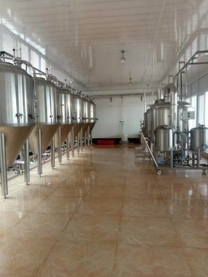 Cerveja industrial do controle da fermentação que faz o equipamento para a sala do laboratório