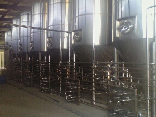 Cerveja industrial do controle da fermentação que faz o equipamento para a sala do laboratório