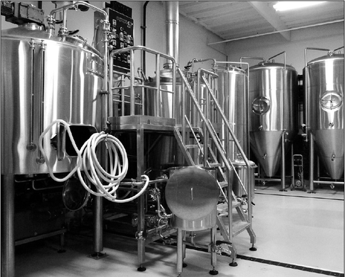 Aquecimento de vapor de aço inoxidável do sistema da fabricação de cerveja de cerveja do tanque brilhante semi auto da cerveja