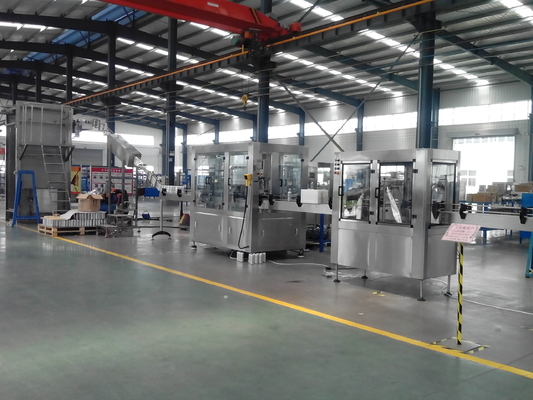 Linha de produção elétrica garrafa automática da cervejaria que enxágua a máquina de enchimento e tampando