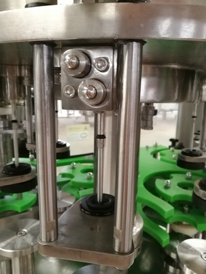 A máquina de engarrafamento automática Sus304 3 em 1 para a cerveja/carbonatou a bebida