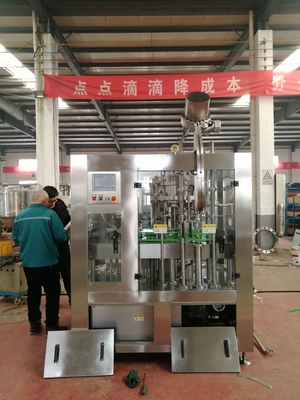 A máquina de engarrafamento automática Sus304 3 em 1 para a cerveja/carbonatou a bebida