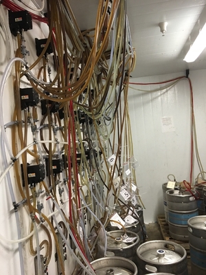 Tipo moderno clássico equipamento do Microbrewery com o tanque cônico do tanque de fermentação