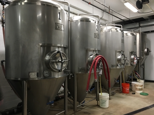 Tipo moderno clássico equipamento do Microbrewery com o tanque cônico do tanque de fermentação