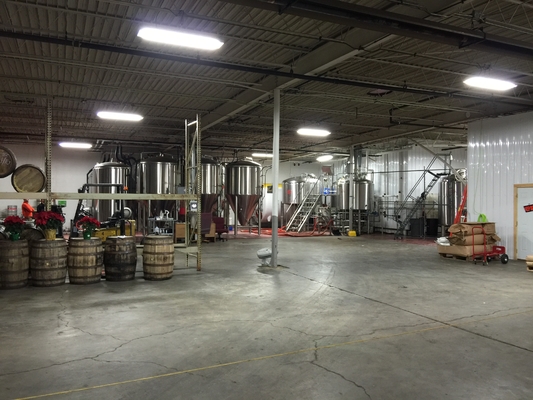 Tipo moderno clássico equipamento do Microbrewery com o tanque cônico do tanque de fermentação