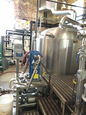 Tipo moderno clássico equipamento do Microbrewery com o tanque cônico do tanque de fermentação