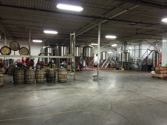 Tipo moderno clássico equipamento do Microbrewery com o tanque cônico do tanque de fermentação