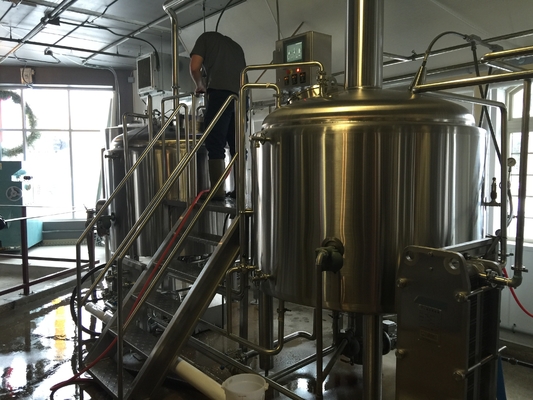 Micro equipamento do Microbrewery do bar superfície lustrada sistema da fabricação de cerveja de 3,5 tambores