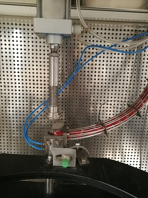 Dois em um engarrafamento de vidro asséptico e na máquina tampando para latas de cerveja 5L