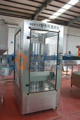A máquina de engarrafamento de vidro 3 bondes de Vinager da uva põe em fase 2000Bph 380V 50Hz