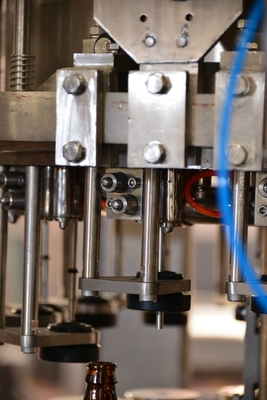 Máquina de engarrafamento de vidro da cerveja/bebida, equipamento de engarrafamento automatizado