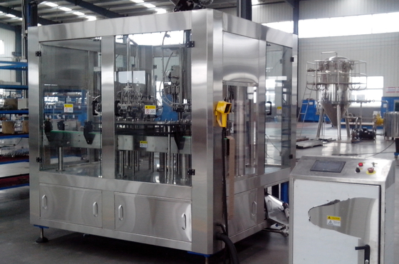 Equipamento de engarrafamento industrial máquina de enchimento e tampando de Monoblock do Sus 304
